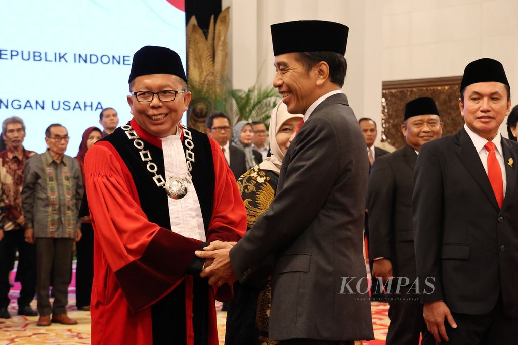 Presiden Joko Widodo memberikan ucapan selamat kepada Arsul Sani yang resmi menjadi hakim konstitusi, Kamis (18/1/2024).