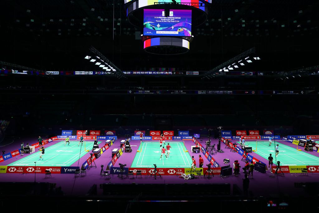 The Indonesian badminton team underwent training at the Chengdu Hi Tech Zone Sports Center Gymnasium in Chengdu, China on Thursday (25/4/2024). The training was held in preparation for the Thomas and Uber Cup team championships, which will take place on 27 April to 5 May 2024.