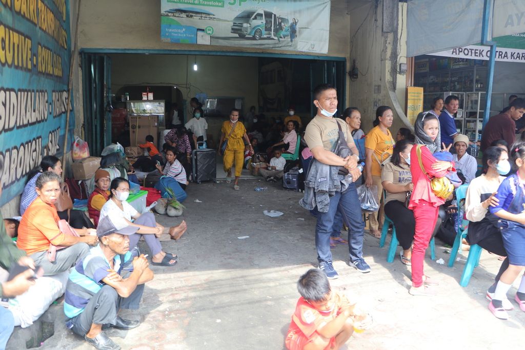 Para pemudik menunggu kedatangan bus di sebuah loket di Jalan Letjen Jamin Ginting, Medan, Sumatera Utara, Selasa (25/4/2023). 