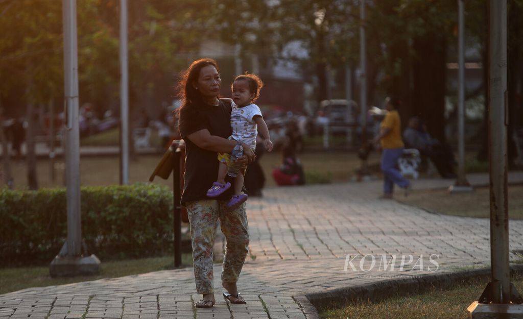 Sebagian warga mengajak anaknya saat berkunjung ke Taman Waduk Ria Rio, Kayu Putih, Pulo Gadung, Jakarta Timur, Rabu (6/9/2023). 
