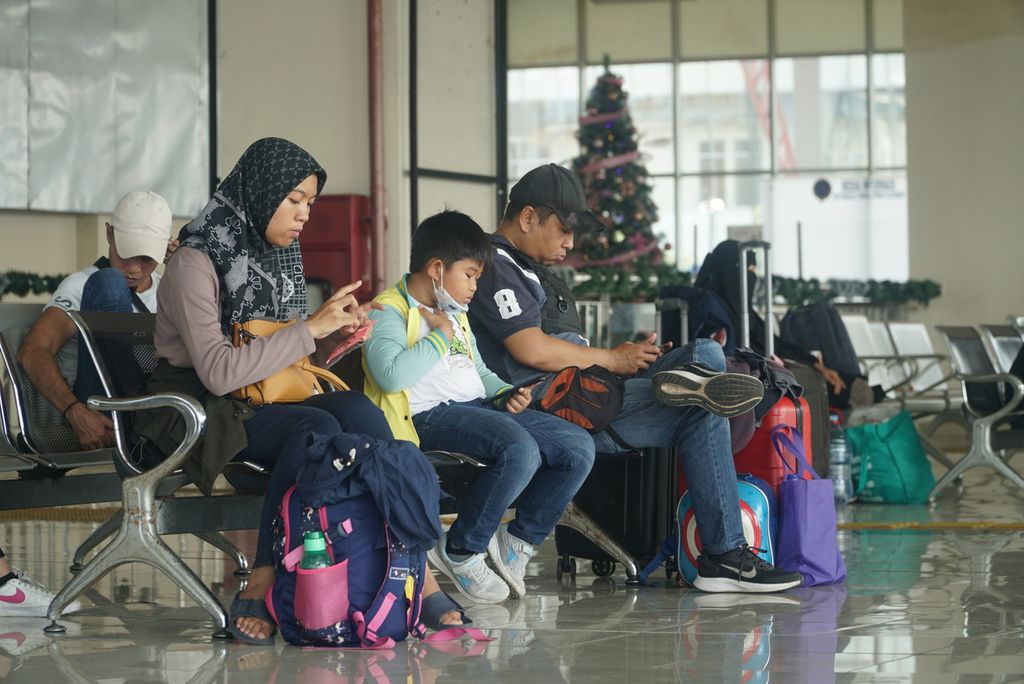 Penumpang menunggu bus di ruang tunggu keberangkatan Terminal Terpadu Pulo Gebang, Jakarta Timur, DKI Jakarta, Sabtu (16/12/2023). 