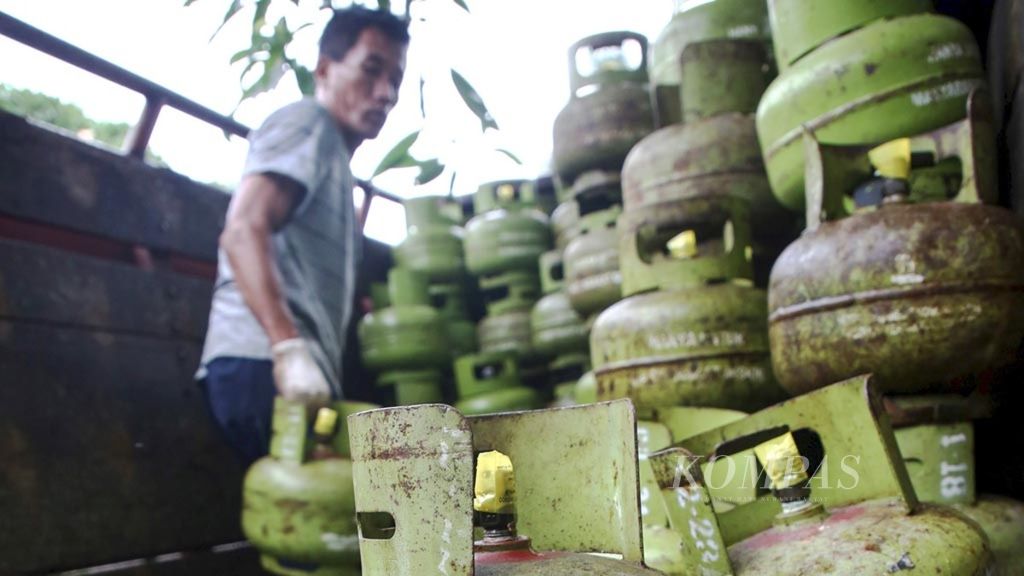 Ilustrasi. Pekerja menurunkan tabung elpiji 3 kilogram di kawasan Kembangan, Jakarta Barat. Dibutuhkan upaya pemerintah lebih keras lagi dalam mengendalikan subsidi elpiji 3 kilogram agar tepat sasaran. Subsidi elpiji, bagian dari subsidi bahan bakar minyak (BBM), memakan porsi terbesar dalam alokasi subsidi energi.