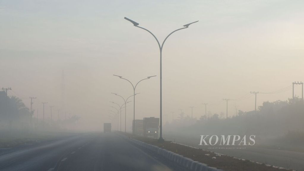 Kabut asap pekat menyelimuti Jalan Gubernur Syarkawi di Kecamatan Gambut, Kabupaten Banjar, Kalimantan Selatan, Minggu (1/10/2023) pagi.