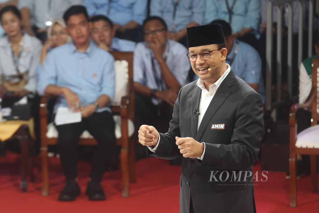 Calon presiden nomor urut satu Anies Baswedan mengikuti debat yang diselenggarakan Komisi Pemilihan Umum (KPU) di kantor KPU, Jakarta, Selasa (12/12/2023).