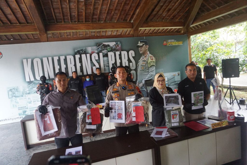 Kepolisian Resor Kota Banyumas bersama pihak terkait menunjukkan barang bukti kasus pembunuhan tujuh bayi hasil inses dalam jumpa pers di Purwokerto, Banyumas, Jawa Tengah, Selasa (27/6/2023).
