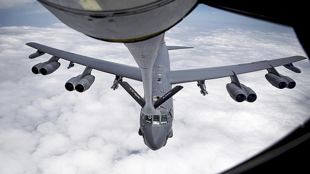 Foto yang dirilis Angkatan Udara Amerika Serikat, 12 Mei 2019, ini menunjukkan pesawat pengebom B-52H Stratofortress, yang ditugaskan pada Skuadron Bom Ekspedisi ke-20, mengisi bahan bakar dari KC-135 Stratotanker dari Skuadron Pengisian Bahan Bakar Udara Ekspedisi ke-28 di lokasi yang dirahasiakan di kawasan Asia Barat Daya. Pada Februari 2023 terungkap, ratusan pesawat KC-135 dilarang terbang karena baut ekor yang bermasalah.