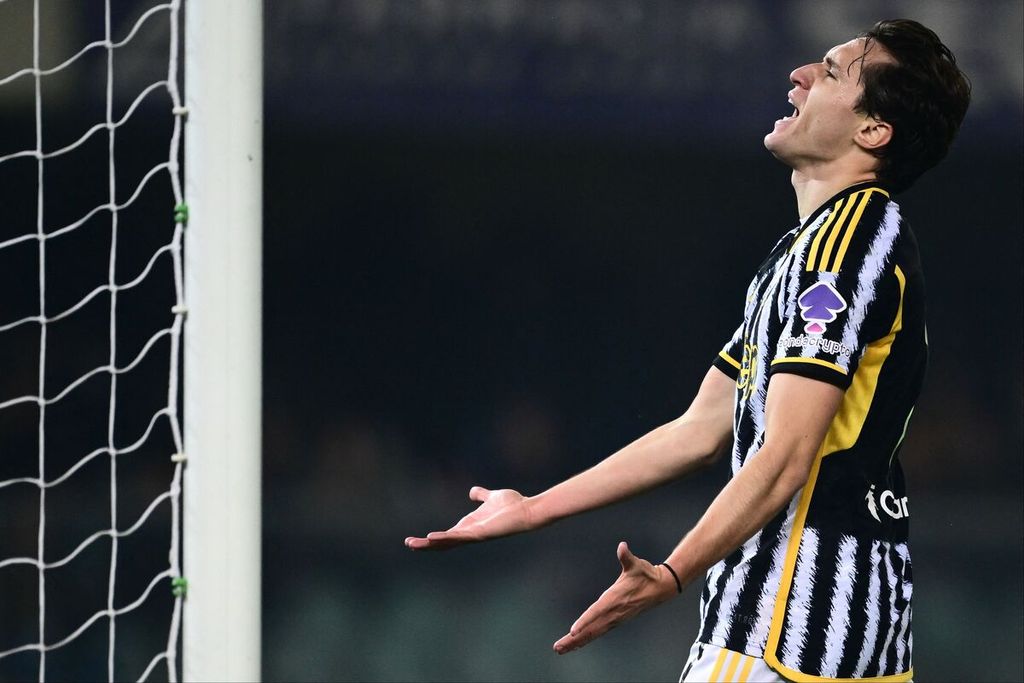 Reaksi pemain Juventus, Federico Chiesa, dalam pertandingan Liga Italia antara Hellas Verona dan Juventus di Stadion Marcanatonio Bentegodi, Verona, Italia, Minggu (18/2/2024) dini hari WIB. 