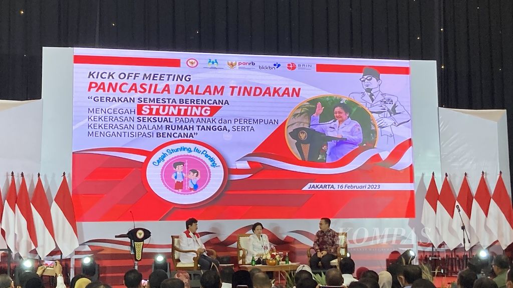 Suasana acara Kick Off Meeting Pancasila dalam Tindakan: Gerakan Semesta Berencana Mencegah Stunting di Jakarta, Kamis (16/2/2023). Acara ini dihadiri, antara lain, Kepala Badan Pembinaan Ideologi Pancasila (BPIP) Yudian Wahyudi (kiri), Presiden ke-5 RI Megawati Soekarnoputri (tengah), serta Kepala Badan Kependudukan dan Keluarga Berencana Nasional (BKKBN) Hasto Wardoyo.