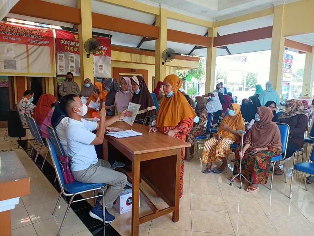 Warga Kecamatan Buduran, Sidoarjo, menerima BLT minyak goreng, Sabtu (16/4/2022).