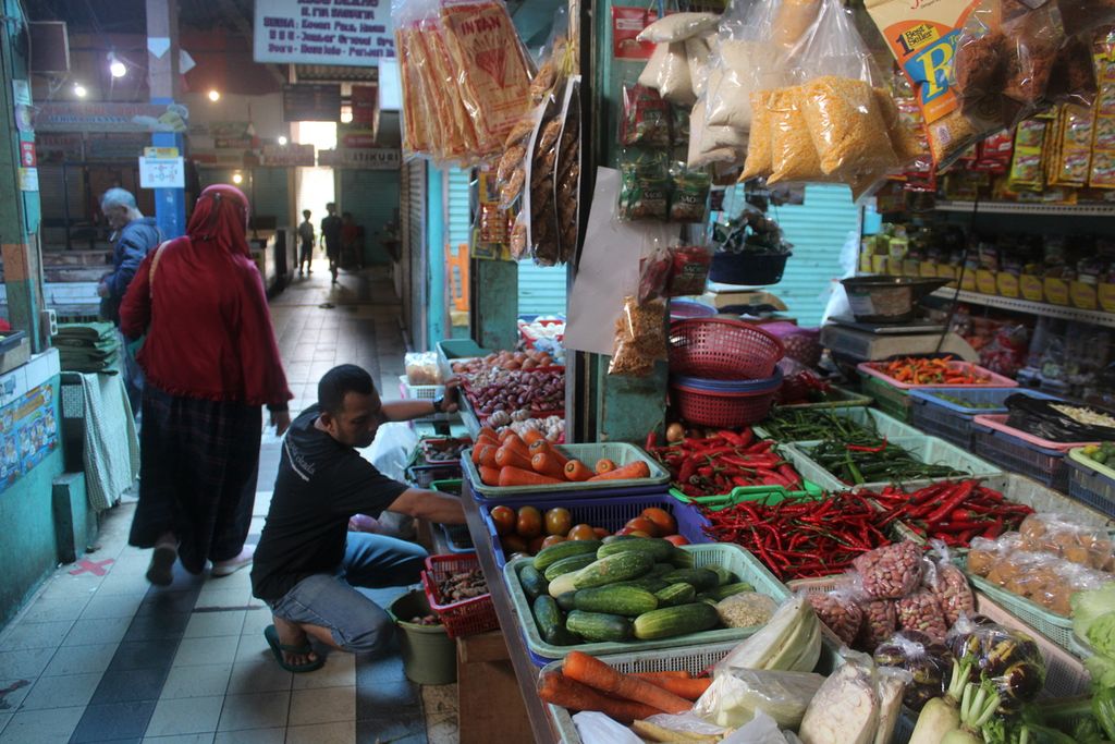 Pedagang merapikan barang dagangannya di Pasar Cihapit, Kota Bandung, Jawa Barat, Minggu (11/2/2024). Sejak awal tahun 2024, sejumlah bahan pokok di pasar ini mengalami kenaikan harga, mulai dari cabai merah keriting hingga beras.