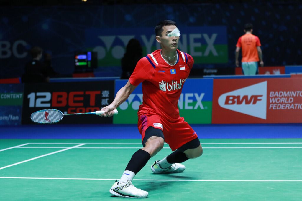 Jonatan Christie tries to return the shuttle when competing against Lee Zii Jia in the first round of the All England 2020 at the Birmingham Arena, Birmingham, England, Wednesday (11/3/2020). Jojo had to admit Lee's advantage, 15-21, 13-21.