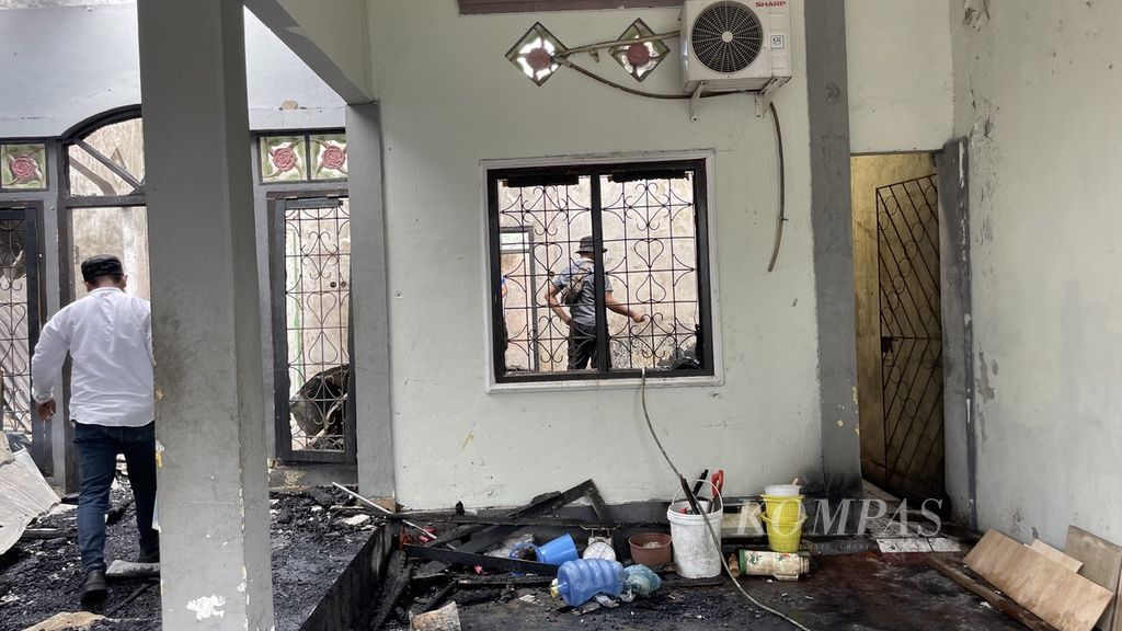 Kebakaran menghanguskan sebuah rumah di kompleks perumahan Kelurahan Yabansai, Distrik Heram, Kota Jayapura, Papua, Kamis (11/4/2024).