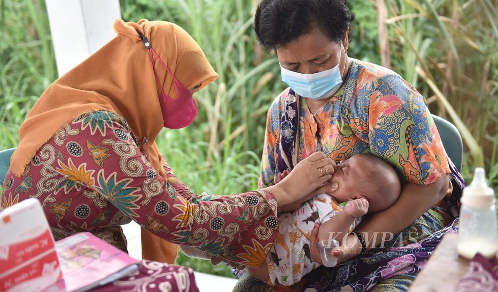 Aktivitas di Posyandu Kenanga II di Desa Terungkulon, Kecamatan Krian, Kabupaten Sidoarjo, Jawa Timur, Kamis (19/5/2022). Pemeriksaan secara rutin sebulan sekali untuk menghindari anak dari stunting. Pemeriksaan meliputi imunisasi dan vaksinasi juga pemberian makanan bergizi. 