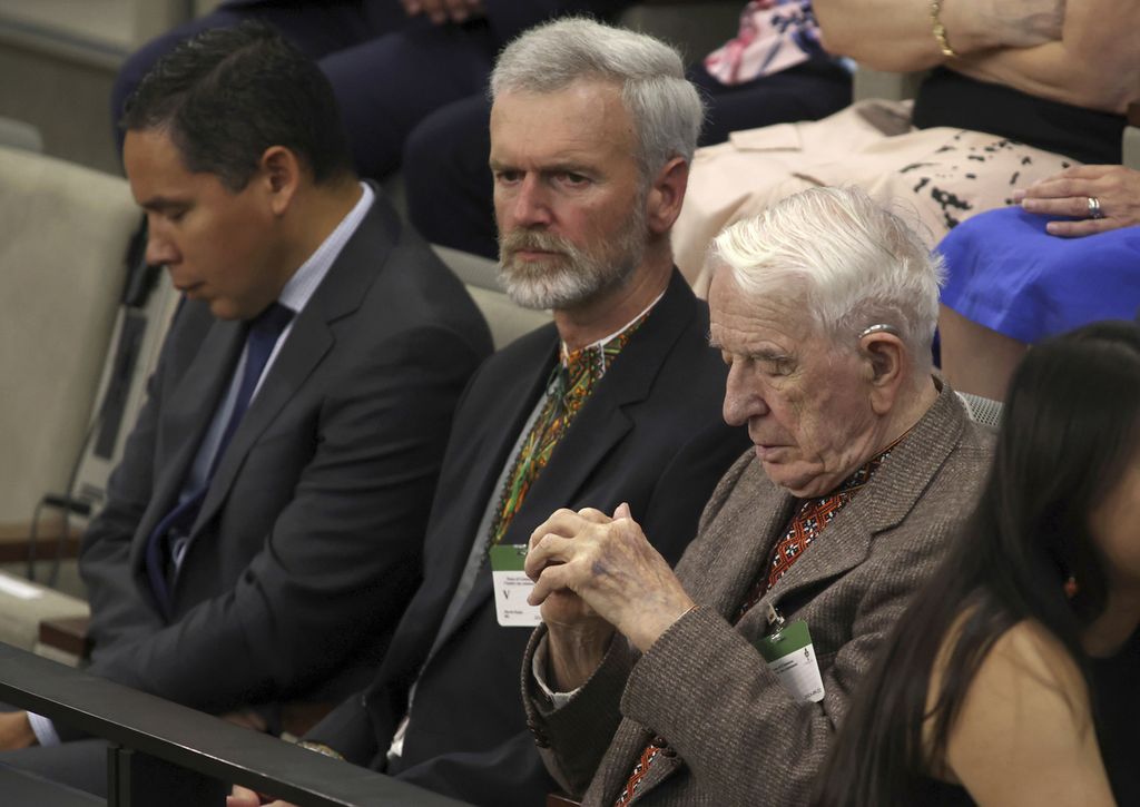 Yaroslav Hunka (kanan) menghadiri rapat istimewa parlemen Kanada, Jumat (22/9/2023), di Ottawa, Kanada. Rapat itu khusus untuk mendengarkan pidato Presiden Ukraina Volodymyr Zelenskyy. Hunka merupakan mantan sukarelawan Nazi di Ukraina. Ia kini menjadi warga Kanada. 