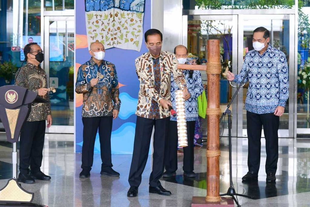 Presiden Joko Widodo memukul kentongan sebagai tanda peresmian pembukaan Inacraft 2022 di Jakarta Convention Center, Jakarta, Rabu (23/3/2022). Pameran berlangsung sampai 27 Maret 2022.