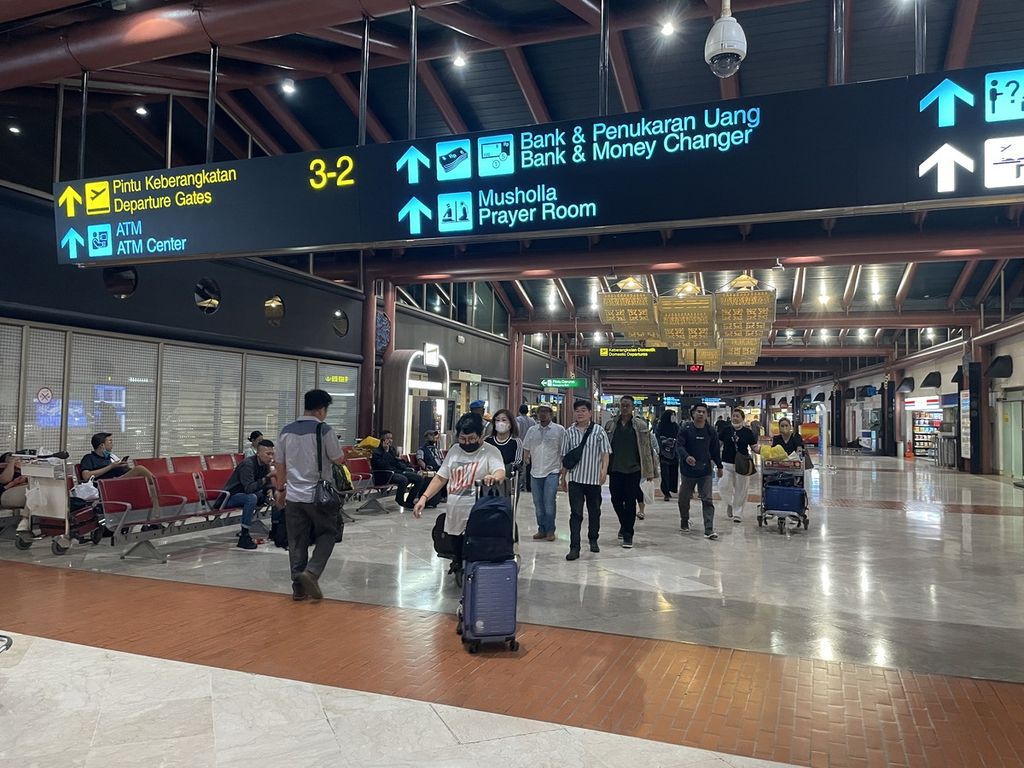 Suasana Terminal 2 Bandara Soekarno-Hatta, Banten, Selasa (18/4/2023).