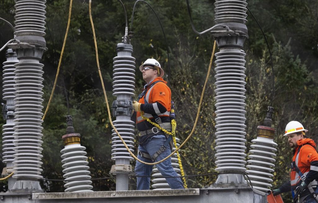 Kru Tacoma Power tengah memperbaiki gardu listrik yang dirusak oleh pengacau, Minggu (25/12/2022).