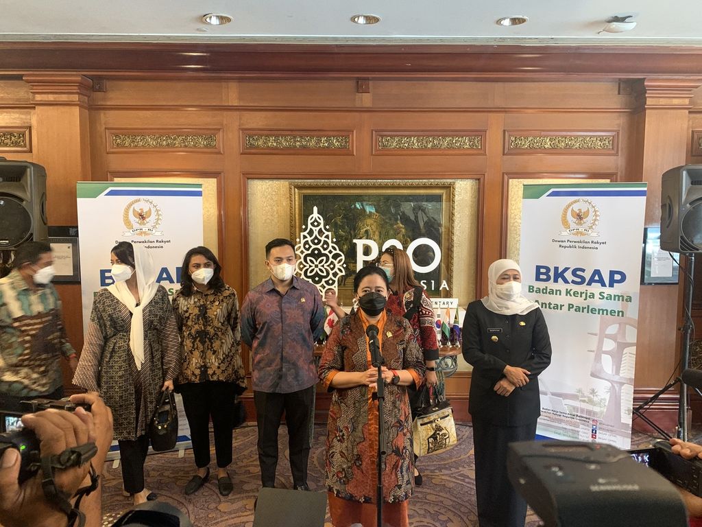 Ketua DPR Puan Maharani memberikan keterangan kepada pers seusai membuka acara Kickoff Meeting P20 di Surabaya, Jawa Timur, Rabu (15/6/2022).