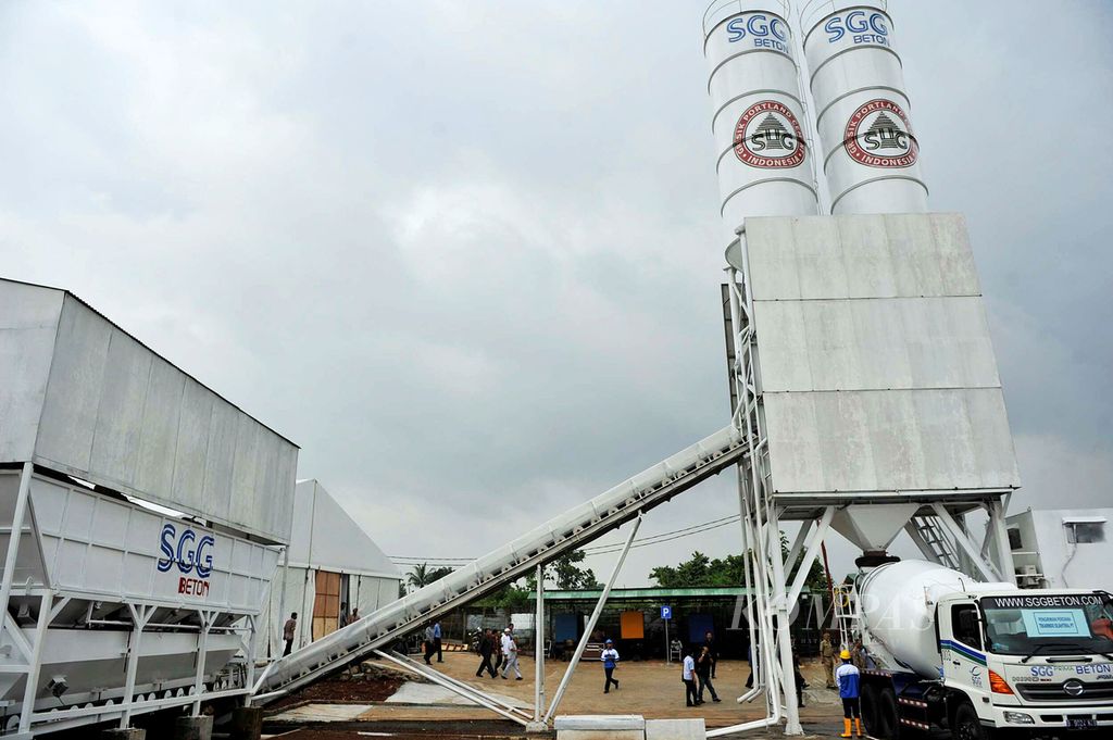 Pabrik semen siap pakai (<i>ready mix</i>) atau <i>batching plant</i> milik PT SGG Prima Beton, anak perusahaan PT Semen Indonesia, di Serpong, Tangerang Selatan. Foto diambil Januari 2013.