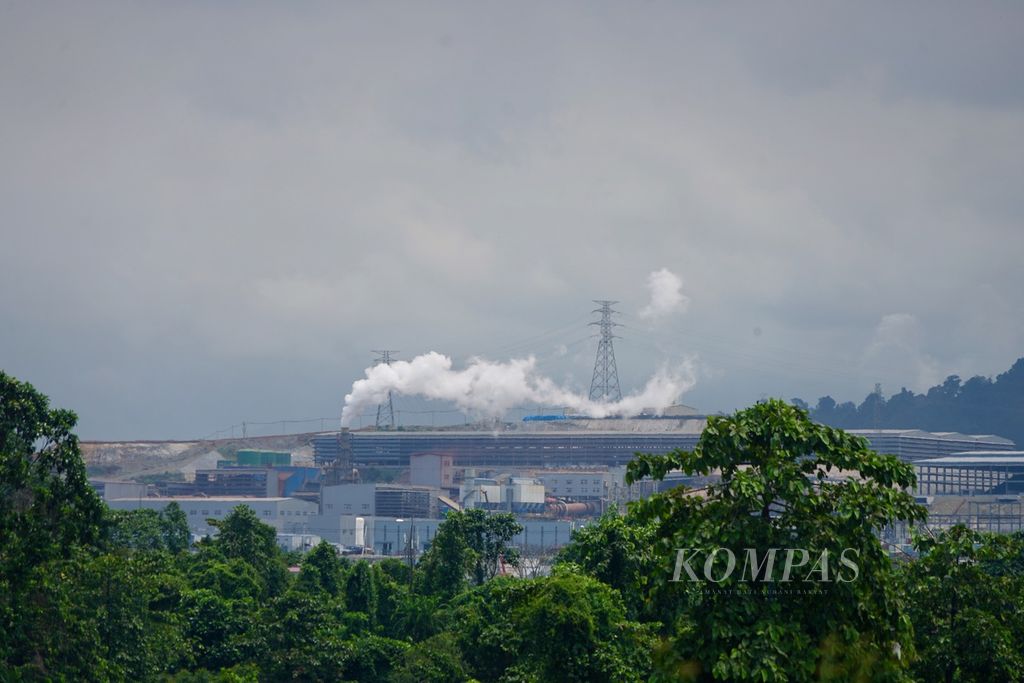 Asap tebal keluar dari cerobong di kawasan Indonesia Morowali Industrial Park di Bahodopi, Morowali, Sulawesi Tengah, Rabu (7/2/2024).