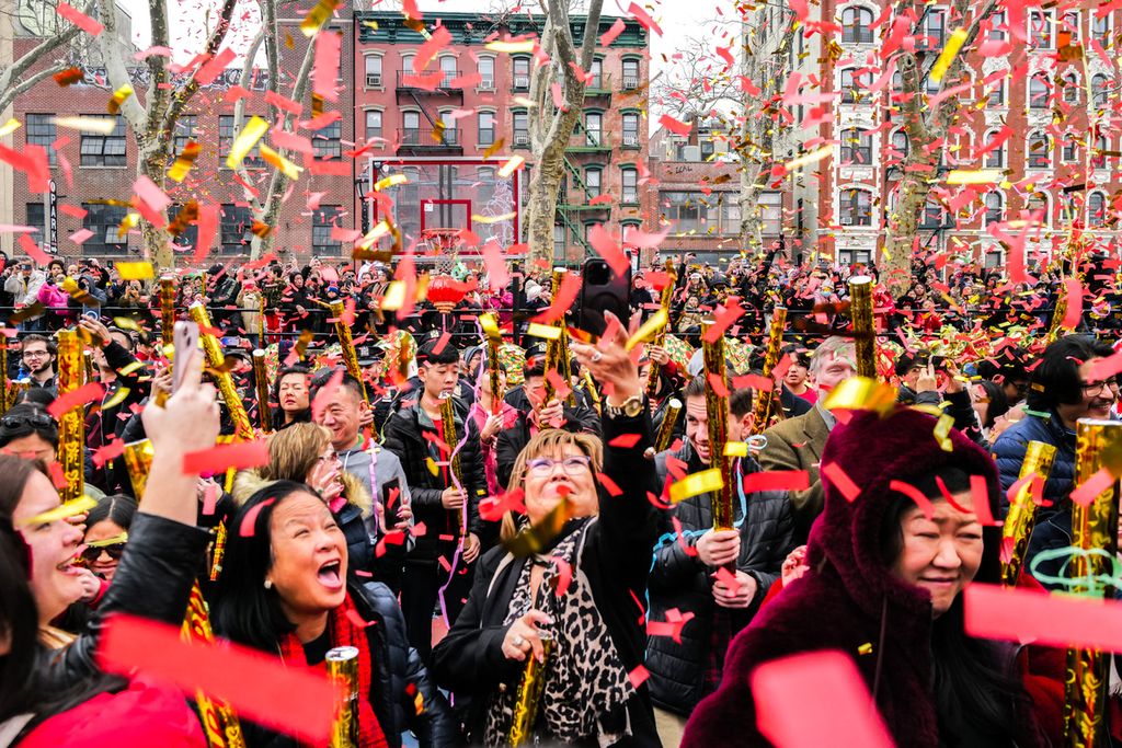 Orang-orang menghadiri perayaan tahun baru China atau Imlek di lingkungan Chinatown di New York City, Amerika Serikat, Sabtu (10/2/2024). Imlek telah dirayakan sejak akhir abad ke-19 di New York City dengan tahun 2024 menjadi tahun Naga, salah satu dari 12 tahun, tanda-tanda zodiak dari kalender lunar. 