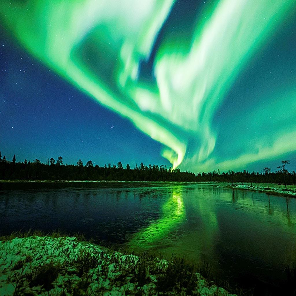 Aurora Borealis (Cahaya Utara) terlihat melintasi langit di dekat Rovaniemi, di Lapland, Finlandia, Minggu (7/10/2018).