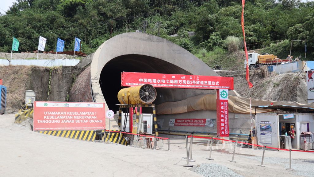 Suasana dari luar muka terowongan atau<i> tunnel</i> 2 jalur Kereta Cepat Jakarta-Bandung di daerah Jatiluhur, Purwakarta, Jawa Barat, Selasa (21/6/2022). Terowongan sepanjang 1.050 meter itu menjadi terowongan yang terakhir dirampungkan karena faktor geologis.