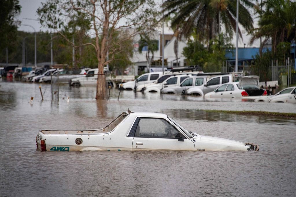 Sejumlah kendaraan terendam banjir yang menggenangi halaman Bandara Cairns di Cairns, Queensland, Australia, Senin (18/12/2023). 