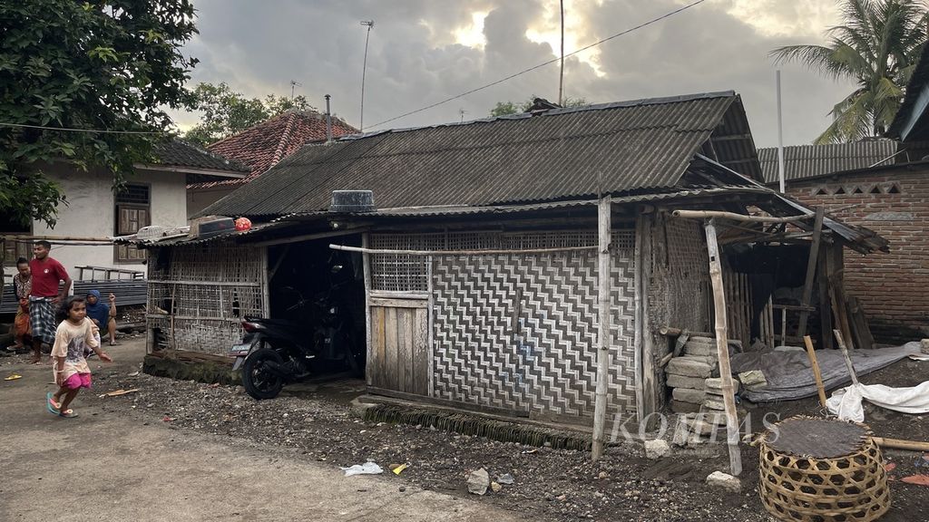 Residents pass a house belonging to Udin Basar Ward in Balen Along Hamlet, Kawo Village, Pujut District, Central Lombok, Friday (12/17/2021). Bangsal also became a victim of the incident on a ship carrying prospective Indonesian migrant workers in the waters of Johor, Malaysia, some time ago.