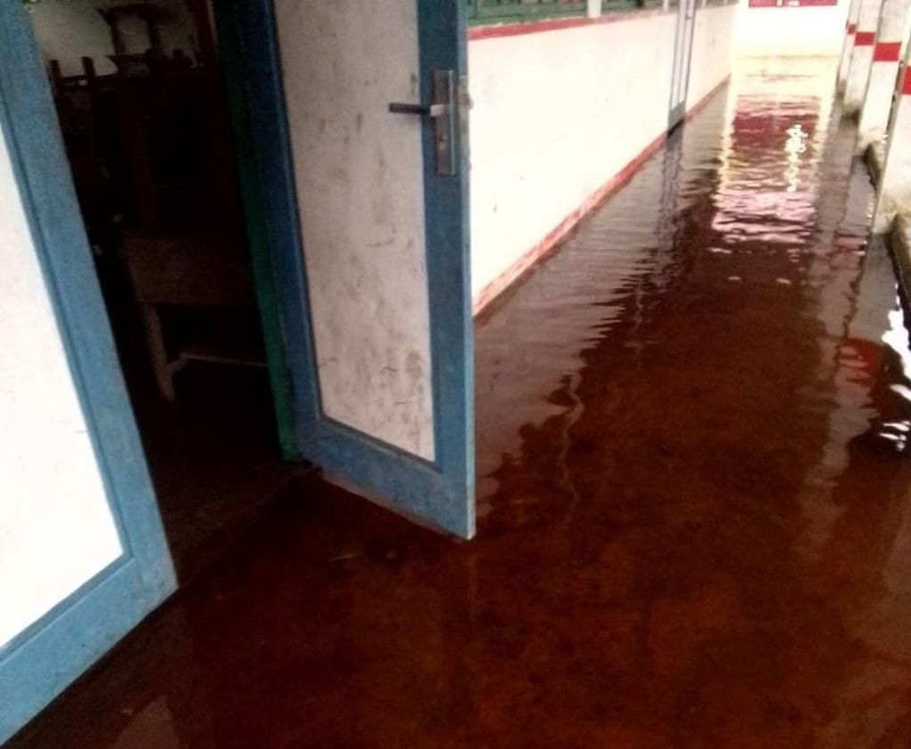 Salah satu ruangan kelas SMA 1 Siberut Utara, Kecamatan Siberut Utara, Kepulauan Mentawai, terendam banjir setinggi 30 cm, Minggu (13/11/2022).