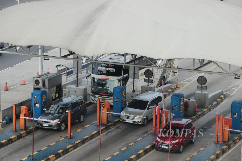 Sejumlah pengendara membayar tol dengan uang elektronik di Gerbang Tol Cikampek Utama 1 arah Jakarta pada Sabtu (13/4/2024). 