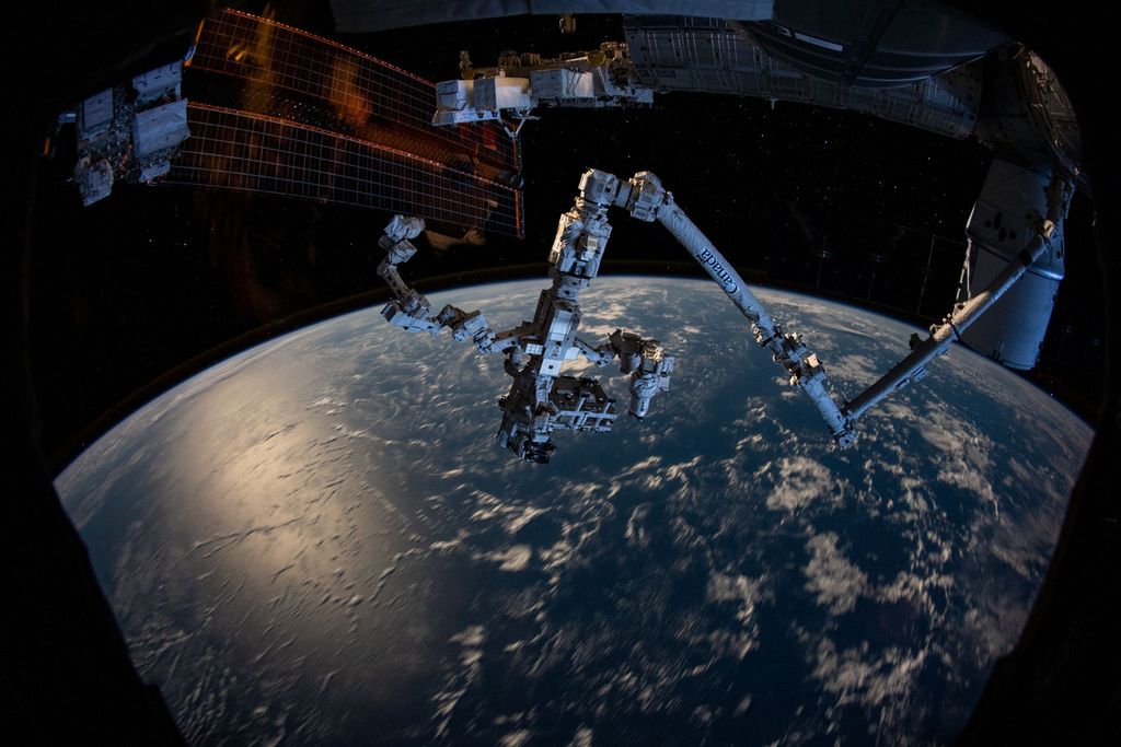 Lengan robot Canadarm2 dan tangan robot Dextre yang merupakan bagian dari Stasiun Luar Angkasa Internasional (ISS) dengan latar belakang lengkungan Bumi. Citra diambil saat ISS melintas di atas selatan Samudera Pasifik pada ketinggian 423 kilometer pada 12 Desember 2019.
