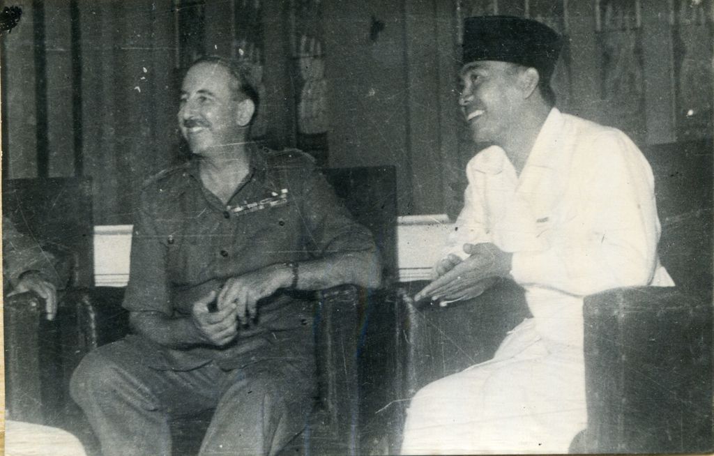 Pertemuan yang pertama kali antara presiden Soekarno dengan Letjen Christison panglima tentara Inggris di Indonesia pada tanggal 25 Oktober 1945.