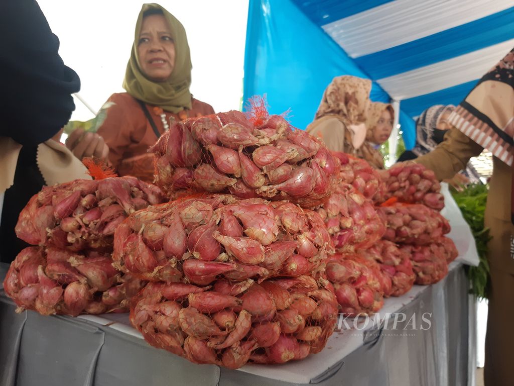 Pedagang menjual bawang merah dengan harga murah dalam acara Gelar Pangan Murah di Kantor Pusat Pengelolaan Pendapatan Daerah Kota Cirebon, Jawa Barat, Selasa (8/11/2022). 