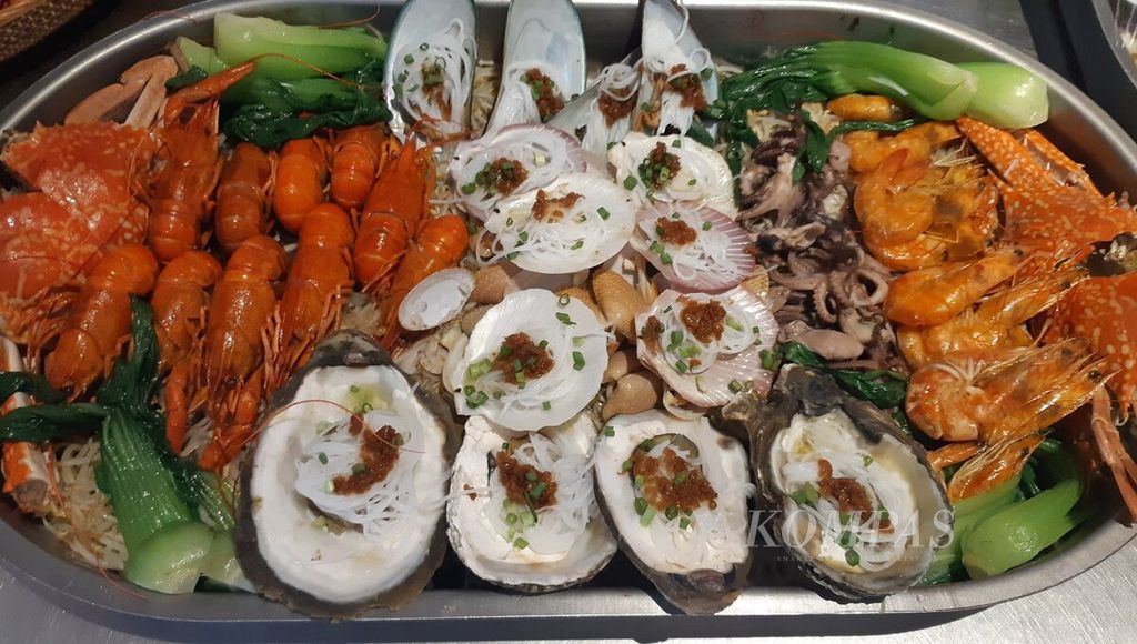 Aneka bahan boga bahari yang disiapkan untuk menu Signature Seafood Platter di Cha Ching Clan, Canggu, Kuta Utara, Badung.