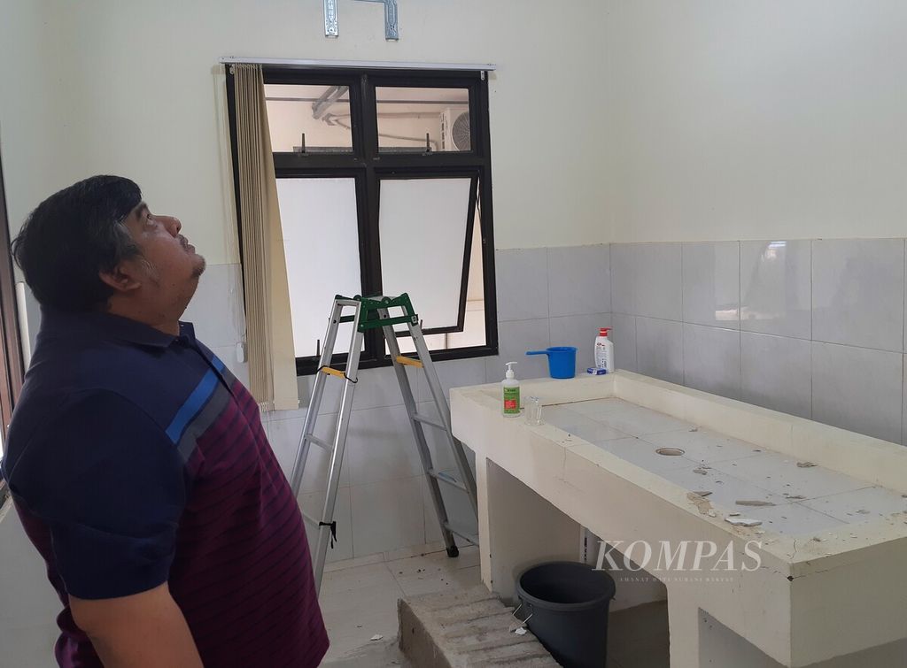 Direktur Utama RSUD Sungai Bahar Aang Hambali mengecek kondisi kamar jenazah yang akan menjadi lokasi otopsi ulang Nofriansyah Yosua alias Brigadir J di Sungai Bahar, Kabupaten Muaro Jambi, Jambi. Sabtu (23/7/2022).