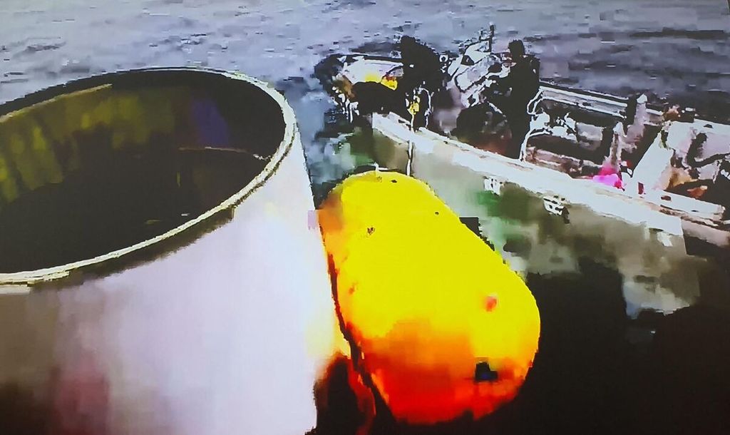 Militer Korea Selatan merilis foto benda yang diyakini puing roket dan satelit Korea Utara yang gagal diluncurkan, Rabu (31/5/2023). Puing itu ditemukan di perairan Laut Kuning sekitar 200 kilometer barat daya Pulau Eocheong. 