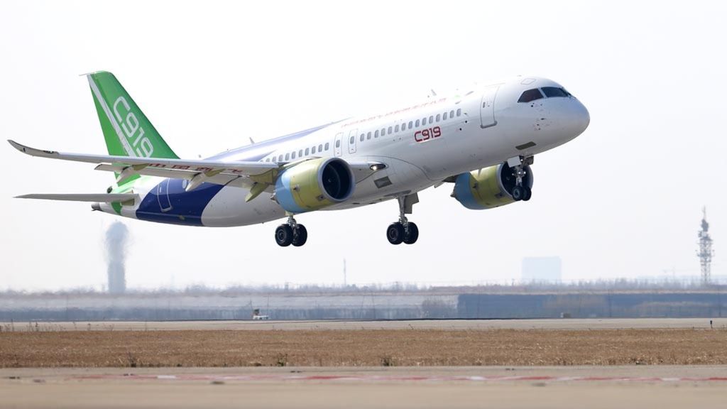 Pesawat penumpang bermesin jet buatan China, Comac C919. Pesawat ini menjalani terbang perdana dari Bandara Pudong di Shanghai, China, Jumat (5/5) sore.