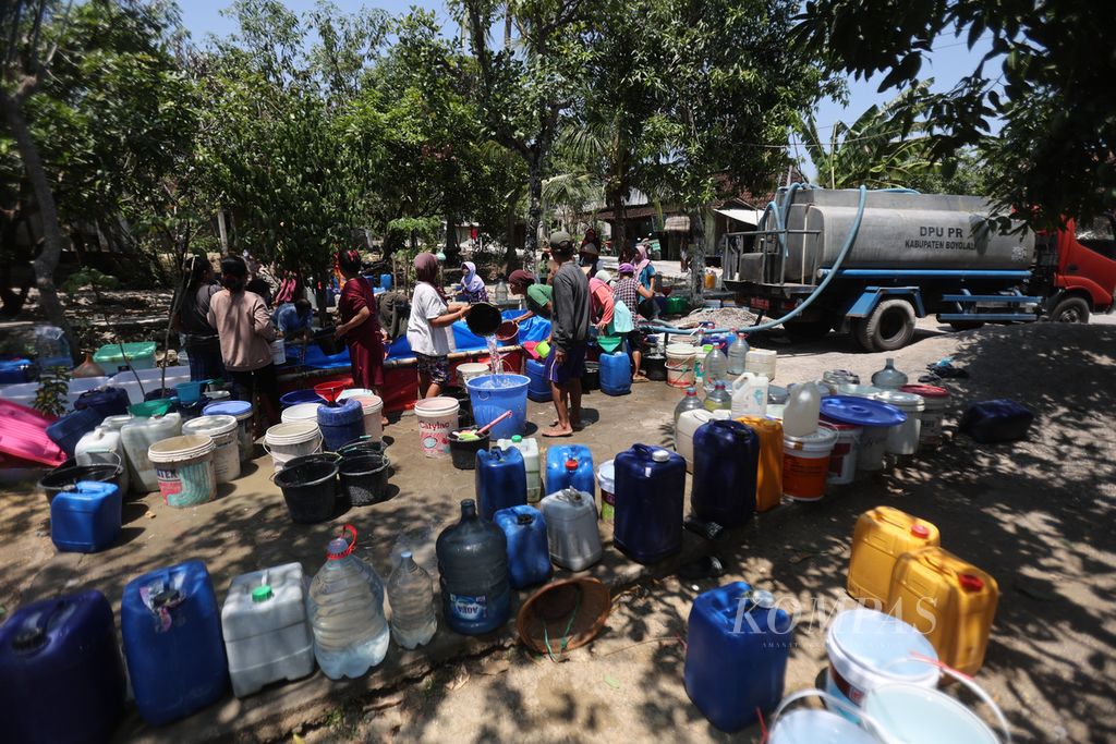 Warga mengambil air bersih yang dikirimkan oleh petugas BPBD Boyolali di Dusun Kalilantung, Desa Bengle, Wonosamodro, Boyolali, Jawa Tengah, Selasa (19/9/2023).
