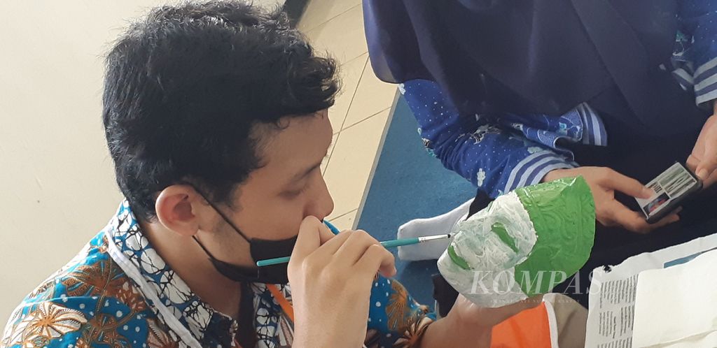 Dinas Pendidikan Kota Malang menggelar lomba mewarnai topeng malangan untuk anak berkebutuhan khusus, Kamis (14/10/2021), di Pusat Layanan Autisme Kota Malang di Tlogowaru, Kedungkandang, Kota Malang, Jawa Timur. 