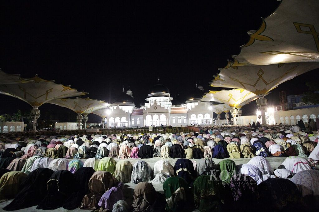 Pada malam perdana Ramadhan 1445 H ribuan warga Banda Aceh melaksanakan ibadah salat Isya dan Tarawih di Masjid Raya Baiturrahman, Senin (11/3/2024).