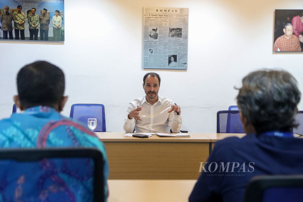 Presiden Médecins Sans Frontières (MSF) International atau Doctors Without Borders Christos Christou mengunjungi Redaksi <i>Kompas </i>di Menara Kompas, Jakarta, Kamis (6/7/2023). 