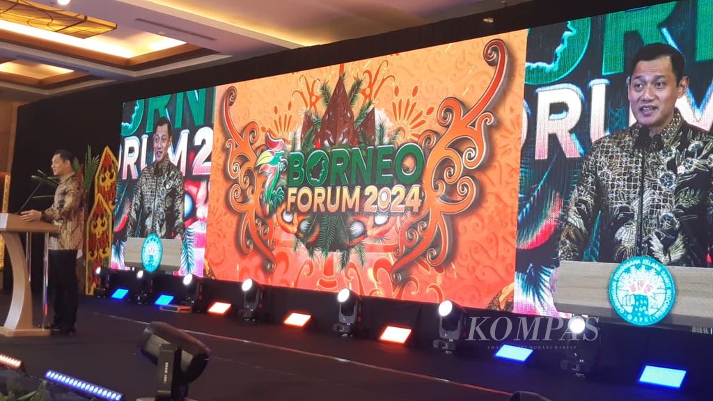 Menteri Agraria dan Tata Ruang atau Kepala Badan Pertanahan Nasional atau ATR/BPN Agus Harimurti Yudhoyono atau AHY memberikan sambutan di Forum Kelapa Sawit Borneo ke-7 di Palangka Raya, Kalimantan Tengah, Jumat (28/6/2024). 