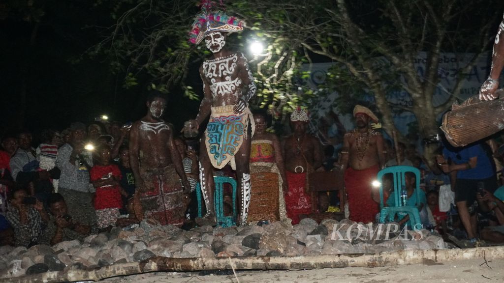 Tokoh adat dari masyarakat adat Biak Karon berjalan di atas bara batu dalam atraksi Apen Bayeren di Kampung Werur, Distrik Bikar, Kabupaten Tambrauw, Papua Barat Daya, Jumat (24/3/2023). Atraksi ini memiliki filosofi sebagai persembahan dari manusia kepada Tuhan.