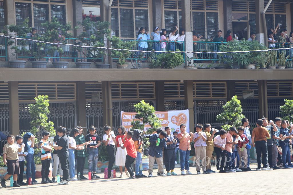 Anak-anak dari sekolah umum membaur dengan anak difabel dalam kampanye "Kami Membunyikan Lonceng" di SD Antonius 1 dan 2, di Medan, Sumatera Utara, Sabtu (9/9/2023). Kampanye itu dilakukan untuk menarik perhatian dunia pada pendidikan anak dengan disabilitas.