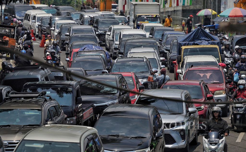 Suasana kepadatan kendaraan di Jalan Raya Puncak, Tugu, Kabupaten Bogor, Jawa Barat, Senin (16/9/2024). Kawasan Puncak diserbu warga yang berlibur seiring hari libur Maulid Nabi.