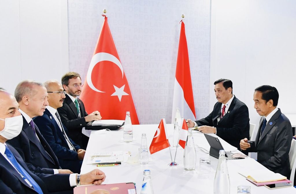 Presiden Joko Widodo menggelar pertemuan bilateral dengan Presiden Turki Recep Tayyip Erdogan dalam rangkaian KTT G-20 di Roma, Italia, Sabtu (30/10/2021). Selain membahas rencana kunjungan Erdogan ke Indonesia, pertemuan juga membahas rencana pembentukan perjanjian kemitraan ekonomi komprehensif antara Indonesia dan Turki. 