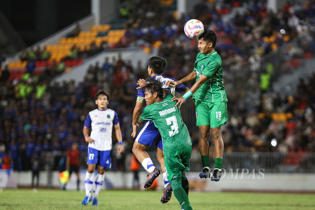 Pemain Jawa Timur dan Jawa Barat berebut menyundul bola pada final sepak bola PON Aceh-Sumut 2024 di Stadion Harapan Bangsa, Banda Aceh, Rabu (18/9/2024). 