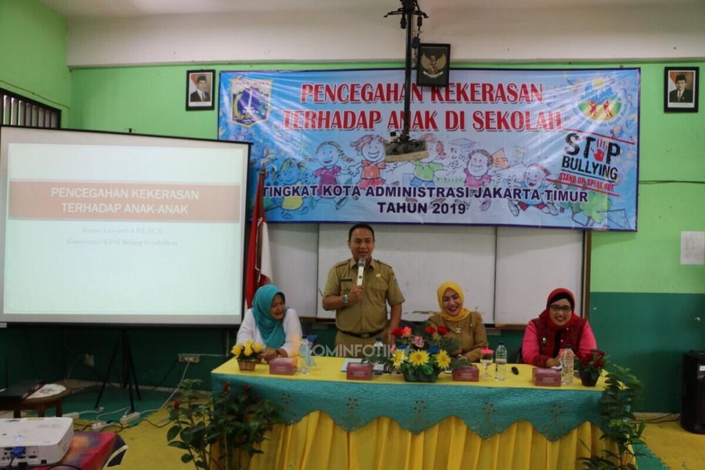 Asisten Administrasi dan Kesejahteraan Rakyat Kota Jakarta Timur Ari Sanjaya membuka kegiatan sosialisasi pencegahan kekerasan terhadap anak di sekolah, Senin (25/2/2019), di Jakarta Timur.
