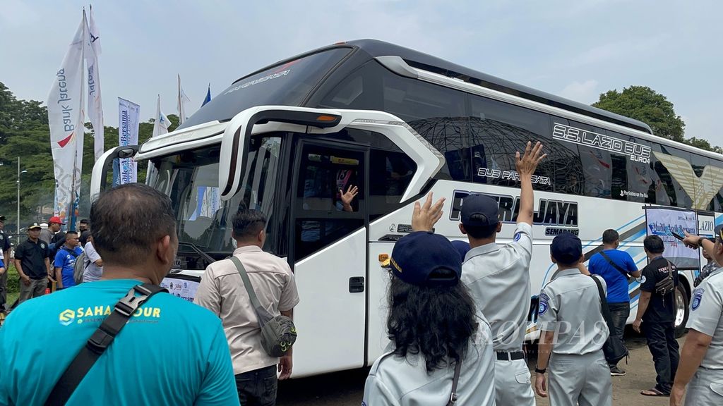 Lambaian tangan mengiringi pelepasan 239 armada bus program Mudik Balik Asyik 2024 yang berangkat dari Gedung Museum Purna Bhakti Pertiwi, Taman Mini Indonesia Indah (TMII), Jakarta, Sabtu (6/4/2024). Program itu diselenggarakan oleh pemerintah provinsi Jawa Tengah yang bekerja sama dengan sejumlah pelaku usaha, termasuk Bank Jateng